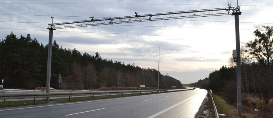 Od soboty kierowcy jeżdżący autami o masie powyżej 3,5 tony będą musieli zapłacić za kolejny odcinek autostrady A4. Podkarpacki fragment pomiędzy Rzeszowem a Jarosławiem zostanie objęty systemem viaTOLL. Na 41 kilometrach zostaną ustawione specjalne bramownice. Nowe opłaty nie będą dotyczyły kierowców osobówek.