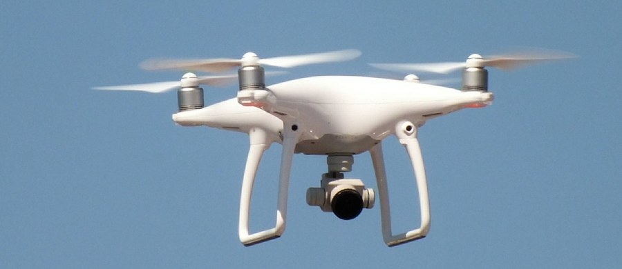 Złamanie zakazu lotów i naruszenie prawa lotniczego - takie zarzuty usłyszał jeden z Rosjan, zatrzymanych przed kancelarią premiera. To on przedwczoraj sterował dronem, który latał nad siedzibą rządu. W tej sprawie zatrzymany był też drugi Rosjanin. Dziś obaj zostali zwolnieni. 