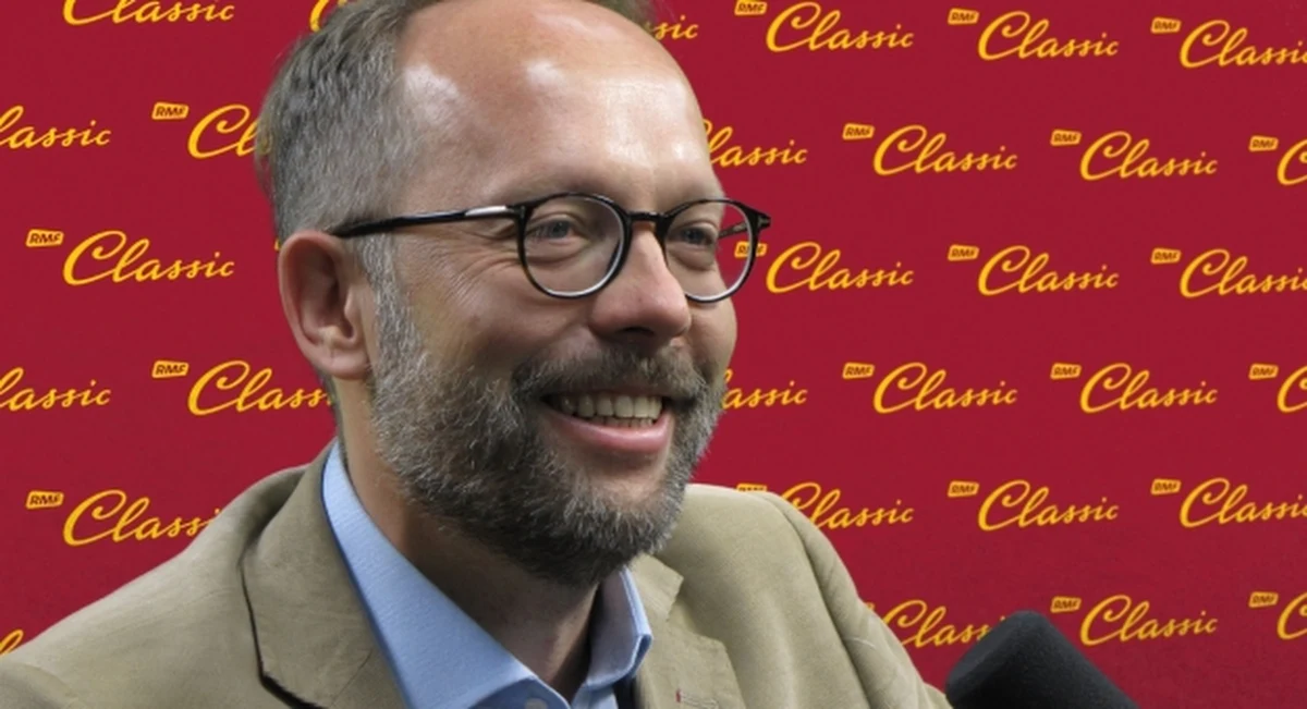 "Donald Trump musiał się kiedyś wydarzyć. On jest konsekwencją zmian, które zaszły w świecie mediów, polityki i komunikacji. On się dostosowuje do nowych warunków i do zmiany sposobu komunikowania się społeczeństwa" – mówił o kandydacie republikanów w prezydenckiej kampanii wyborczej w USA amerykanista, dr Tomasz Płudowski. Gość Tomasza Skorego w „Daniu do myślenia” opisywał typowego amerykańskiego wyborcę republikanów. "To wyborca pracujący i bardzo zajęty. Niewiele wiedzący (…) i Trump chce dotrzeć szczególnie do tych, którzy niewiele wiedzą na temat życia społecznego i ekonomicznego. Do nich można dotrzeć tylko będąc wyrazistym. Trzeba zapadać w pamięć i używać ostrych słów" – mówił poranny gość RMF Classic.