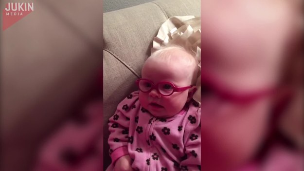 Ta 3-miesięczna dziewczynka właśnie dostała swoje pierwsze okulary. Nie chodziło jednak o fanaberie czy stylizacje, ale o wykryty u małej problem ze wzrokiem. Dzięki nowym okularom dziecko po raz pierwszy zobaczyło twarz swojej mamy. Reakcja małej była niesamowita.  