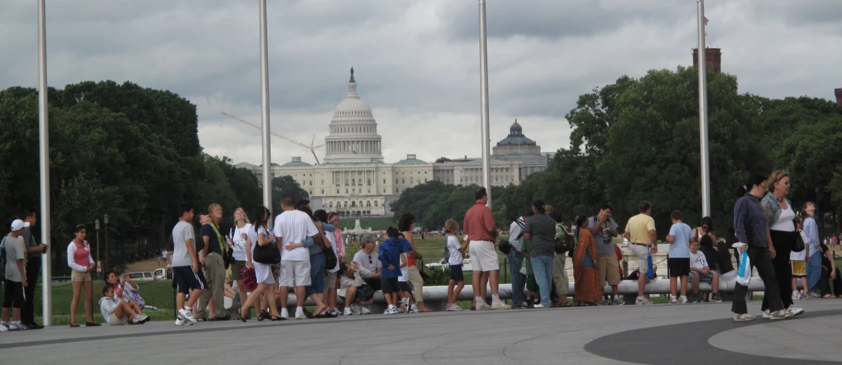 Stany Zjednoczone wyślą do Iraku ok. 600 dodatkowych wojskowych, aby pomóc irackim siłom w kampanii w celu odbicia Mosulu z rąk dżihadystów z Państwa Islamskiego (IS) - oświadczył w środę minister obrony Ash Carter. Amerykańscy wojskowi będą szkolić irackich żołnierzy i pełnić misję doradczą, zapewniać wsparcie logistyczne i pomagać w działaniach wywiadowczych.