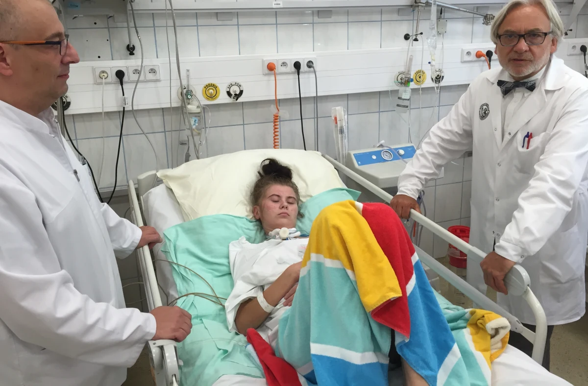 Sukces lekarzy Uniwersyteckiego Szpitala Klinicznego w Olsztynie. Ze śpiączki wybudziła się tam 20-letnia Martyna, która w lipcu miała wypadek samochodowy. W tym przypadku nie był potrzebny stymulator mózgu, wystarczyła fachowa pomoc lekarzy, którzy w przyszłości będą tworzyć "Budzik dla dorosłych".