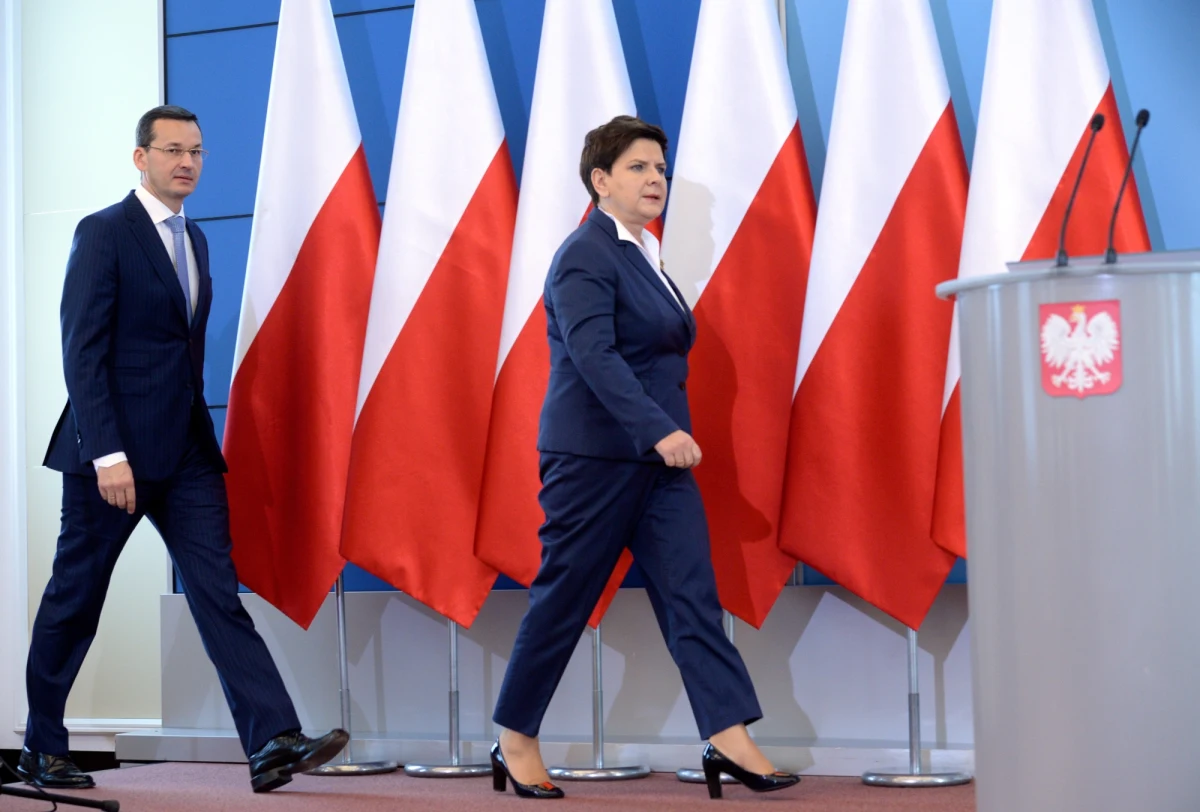 Plan wicepremiera, ministra rozwoju i ministra finansów Mateusza Morawieckiego ma zielone światło - zapewniała w czwartek premier Beata Szydło. Gospodarka będzie priorytetem dla rządu w kolejnych miesiącach - dodała. Szefowa rządu po środowych zmianach w swoim gabinecie, dziś na wspólnej konferencji oficjalnie przedstawiła wicepremiera Mateusza Morawieckiego jako nowego ministra finansów.