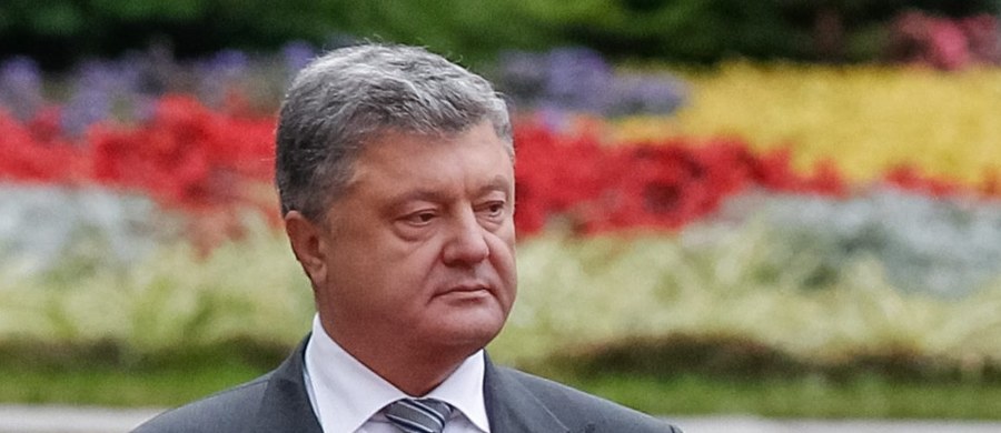 Prezydent Ukrainy Petro Poroszenko oświadczył w rozmowie telefonicznej z kanclerz Niemiec Angelą Merkel, że rozejm w Donbasie nie jest przestrzegany, a Organizacja Bezpieczeństwa i Współpracy w Europie ma problemy z dostępem na tereny zajęte przez separatystów. Do rozmowy doszło w czwartek po południu.