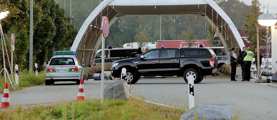 W nocy na autostradzie A96 w Kiefersfelden na granicy austriacko-niemieckiej zatrzymano do kontroli samochód, w którym, jak się okazało, przewożone były materiały do konstrukcji bomby. Zatrzymano czterech mężczyzn. Jak pisze niemiecki „Bild”, jednym z nich jest obywatel Polski.