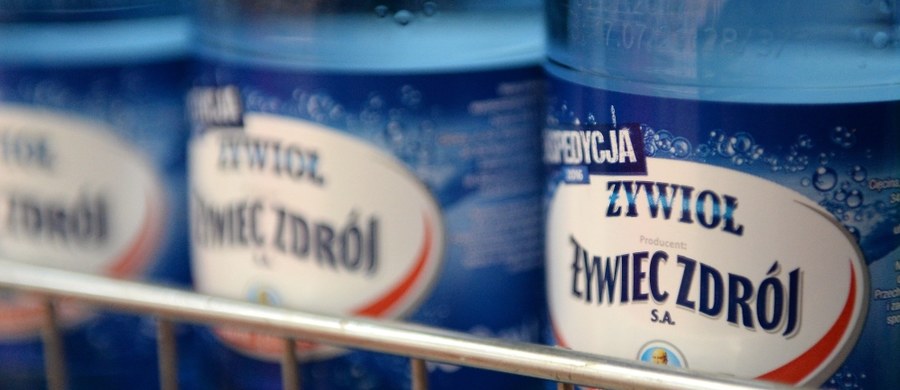 "Nie ma możliwości, by w zakładach w Mirosławcu doszło do skażenia produkowanej przez nas wody" - zapewnia szefostwo fabryki Żywiec Zdrój. Firma przedstawiła stanowisko w związku z zeszłotygodniowym incydentem, gdy 31-latek z Bolesławca poparzył sobie przełyk pijąc wodę źródlaną.