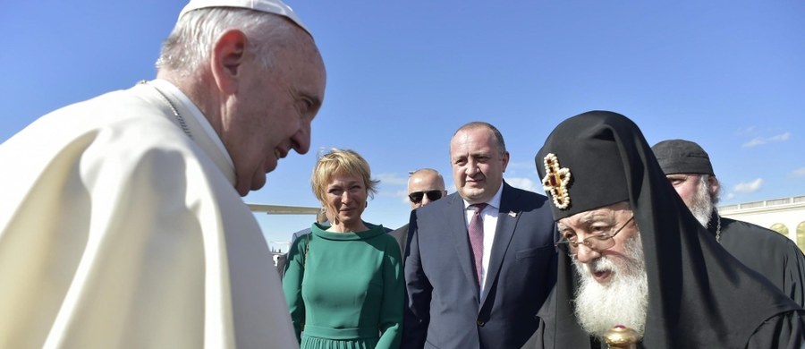 Papież Franciszek, który rozpoczął w piątek wizytę w Gruzji, wyraził uznanie dla narodu tego kraju, który zbudował wolność i demokratyczne instytucje. Apelował też o pokojową koegzystencję wszystkich państw na Kaukazie.