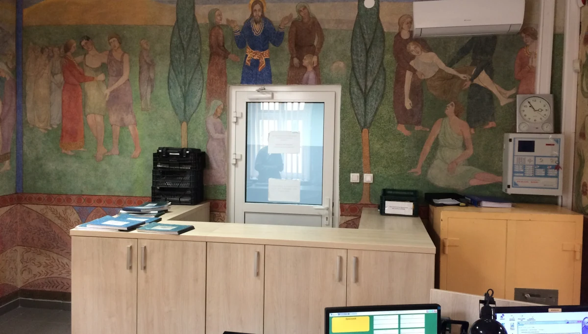 ​Gnieźnieńscy policjanci od piątku pracują w lepszych warunkach. Stara komenda została wyremontowana, powiększyła się też o nowo wybudowane skrzydło. Największe emocje budzi jednak dyżurka, która po remoncie nie ma na nowo wymalowanych ścian, ale... freski z początku XX wieku.