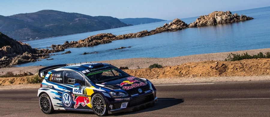 Obrońca tytułu Sebastien Ogier (VW Polo WRC) prowadzi po pierwszym dniu Rajdu Korsyki, 10. rundy mistrzostw świata. Francuz wygrał wszystkie cztery zaplanowane na piątek odcinki specjalne i o 44 sekundy wyprzedza Belga Thierry'ego Neuville'a (Hyundai i20).