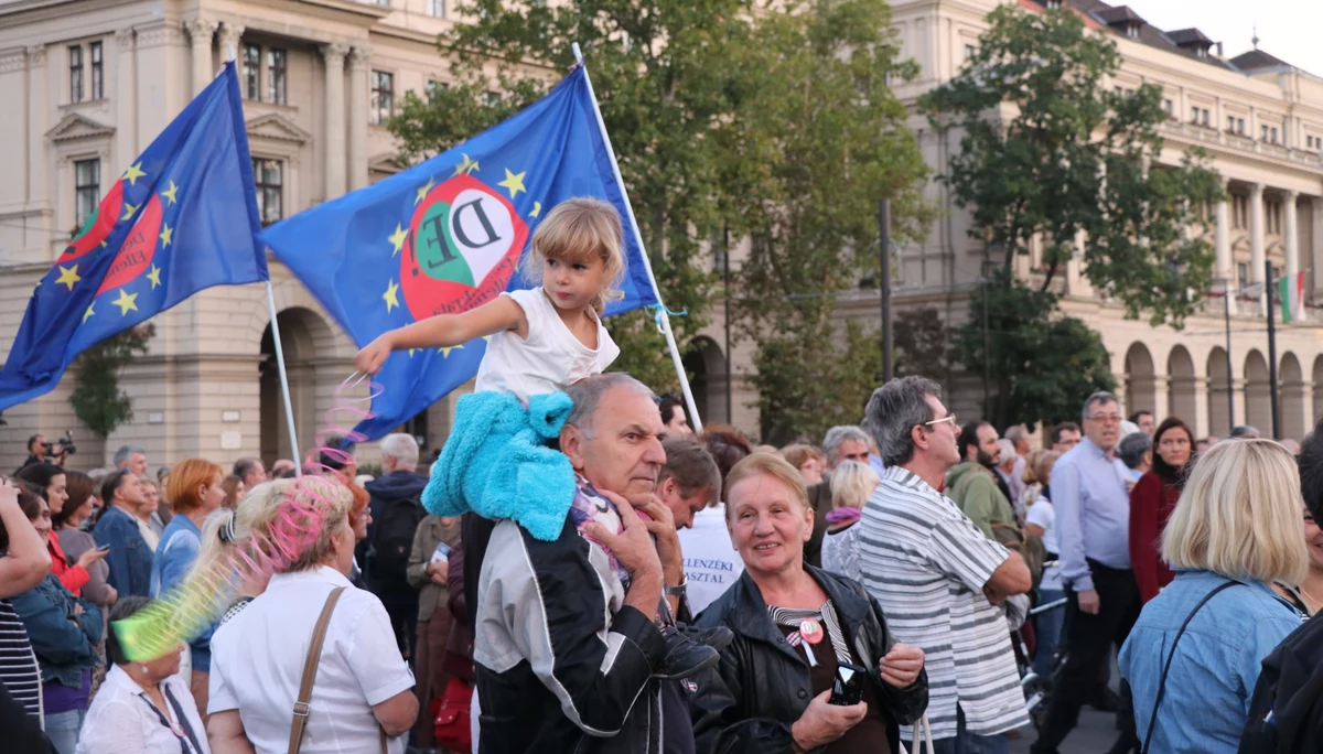 Obrońcy praw człowieka rozmawiali dziś z mieszkańcami Budapesztu i przekonywali ich, by oddali nieważny głos w niedzielnym referendum ws. obowiązkowych kwot relokacji imigrantów. W piątek około 2 tysięcy ludzi wzięło udział w wiecu w centrum węgierskiej stolicy na rzecz bardziej humanitarnego traktowania uchodźców. "Musimy pokazać inne oblicze naszego kraju, jego ludzką twarz" - usłyszał wysłannik RMF FM na Węgry Patryk Michalski od mężczyzny, który przyszedł demonstrować przed węgierskim parlamentem. 