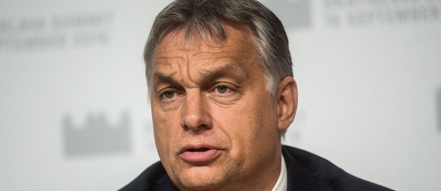 Premier Węgier Viktor Orban zaapelował do Węgrów o udział w niedzielnym referendum ws. obowiązkowych kwot relokacji uchodźców. Ostrzegł też, że UE stoi na rozstajach między odnowieniem i rozpadem.