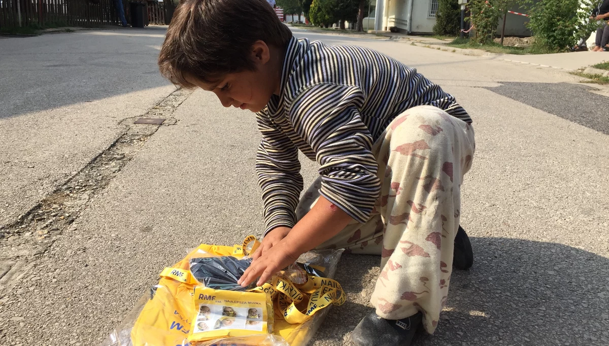 Nser ma siedem lub osiem lat i pochodzi z Syrii, ale gdy się pyta go o dom, to wskazuje na obóz dla imigrantów w węgierskim Biscke. To tu mały chłopiec zatrzymał się wraz z rodzicami.
