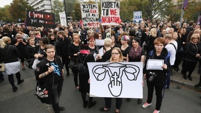 "Żarty się skończyły!". Przeciw zaostrzeniu przepisów aborcyjnych protestowało kilka tysięcy osób