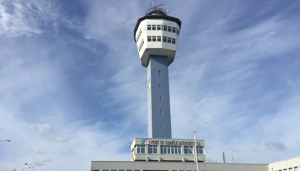 ​Najmłodsza latarnia morska w Polsce, a dokładniej Wieża Służby Dyżurnej Kapitanatu Portu Gdańsk to kolejne Twoje Niesamowite Miejsce w RMF FM które odwiedzamy w Faktach RMF FM. Latarnia jest wyjątkowa choćby pod tym względem, że nie można jej zwiedzać - w porównaniu do innych stojących nad polskim Bałtykiem. A na pewno byłoby warto - dla niezwykłego widoku.