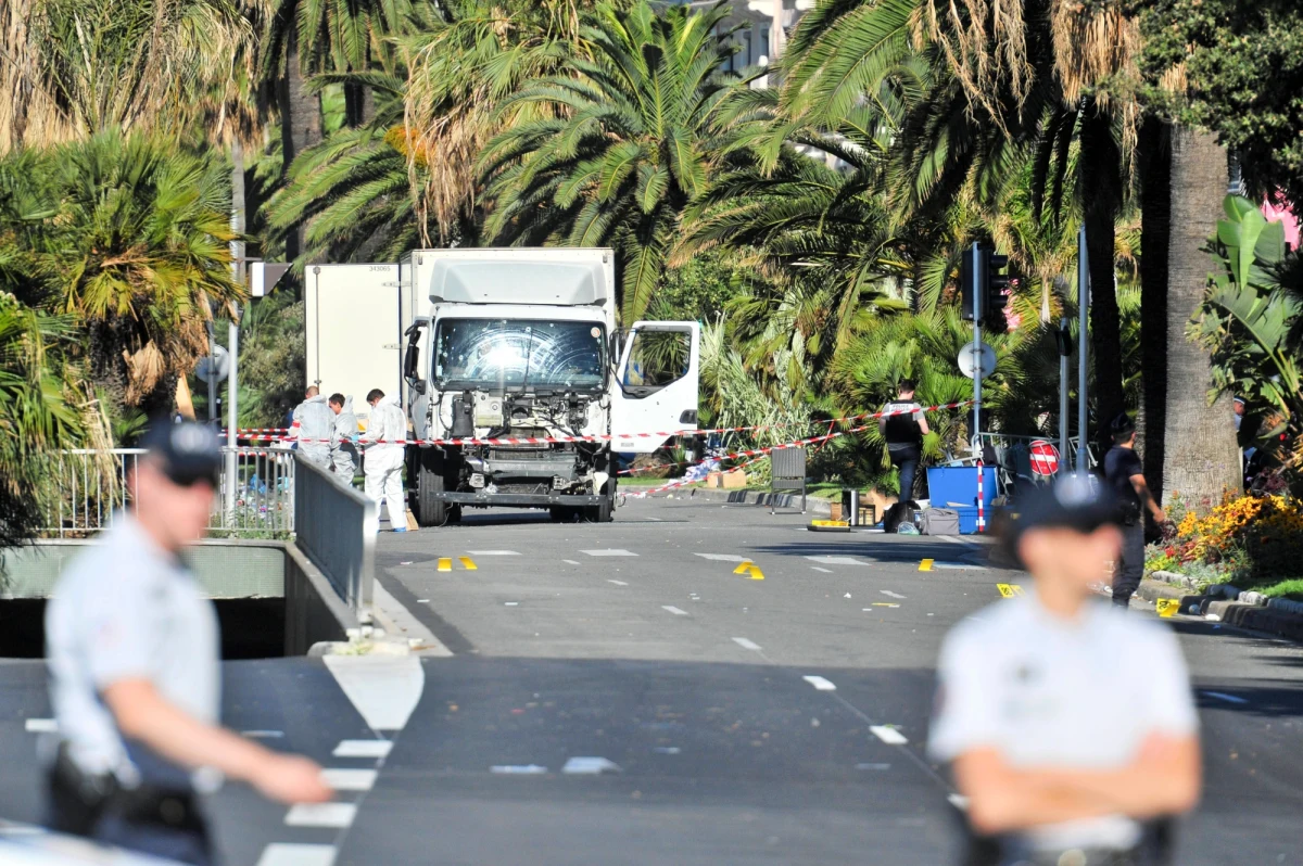 Francuskie media oskarżają rząd i prezydenta o kłamstwa w sprawie krwawego zamachu terrorystycznego w Nicei. Powołują się przy tym na tajny raport antyterrorystów. 
