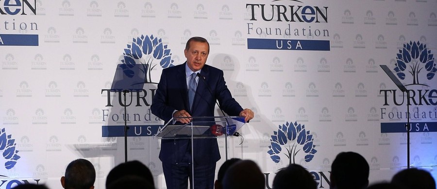 "Unia Europejska powinna jeszcze w październiku znieść wizy dla Turków" - domagał się  prezydent Turcji Recep Tayyip Erdogan. Zaapelował też do UE, aby jasno opowiedziała się za przyjęciem jego kraju do Wspólnoty lub przeciwko temu.