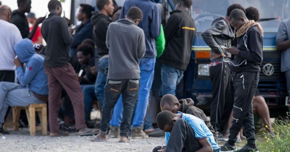 Koło obozowiska migrantów w Calais doszło do starć policji z manifestującymi mimo zakazu ok. 200 migrantami i popierającymi ich 50 osobami. Policja użyła gazu łzawiącego i armatki wodnej. Lekko rannych zostało trzech policjantów.