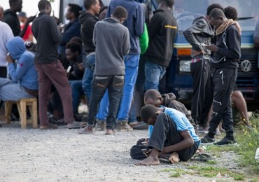 Ostre starcia migrantów z policją w Calais, są ranni