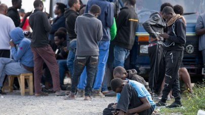 Ostre starcia migrantów z policją w Calais, są ranni