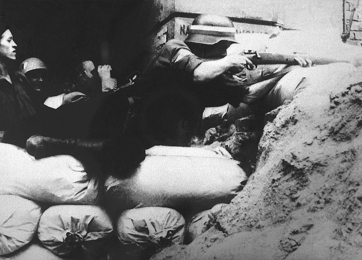 72 lata temu, 2 października 1944 roku, po 63 dniach heroicznego boju powstańców z wojskami niemieckimi przedstawiciele KG AK płk Kazimierz Iranek-Osmecki "Jarecki" i ppłk Zygmunt Dobrowolski "Zyndram" podpisali w kwaterze SS-Obergruppenfuehrera Ericha von dem Bacha w Ożarowie układ o zaprzestaniu działań wojennych w Warszawie.