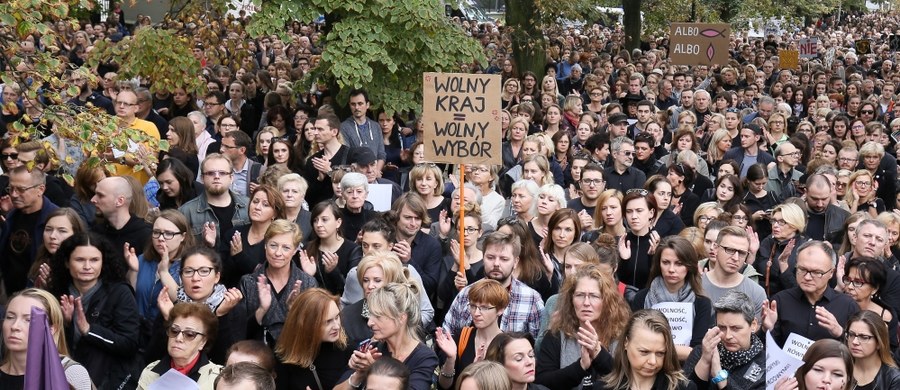 ​Przed nami "czarny poniedziałek". Tak mówią o nim organizatorzy Ogólnopolskiego Strajku Kobiet. W wielu miastach mają się odbyć marsze, pikiety i protesty. Wiele kobiet ma nie przyjść tego dnia do pracy. Wszystko w ramach protestu przeciwko propozycji zaostrzenia przepisów dotyczących aborcji. Posłowie pracują nad projektem przepisów, które przygotował komitet obywatelski "Stop aborcji".