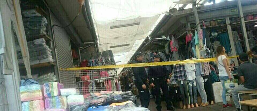 Śmierć obywatela Wietnamu na placu targowym przy ulicy Krzywda w Krakowie. Mężczyzna został śmiertelnie zraniony w czasie awantury z drugim Wietnamczykiem. Informację i zdjęcie dostaliśmy na Gorącą Linię RMF FM.