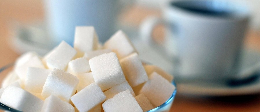 Cukier drożeje na rynku krajowym i na giełdach zagranicznych. Powodem tej sytuacji jest przede wszystkim poprawa koniunktury na świecie. W lipcu br. kilogram paczkowanego cukru w naszym kraju kosztował średnio 2,8 zł/ kg - to o 28 proc. więcej niż rok wcześniej.
