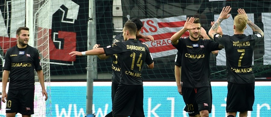 Piłkarze Cracovii pokonali na własnym stadionie Koronę Kielce 6:0. Poprzednio "Pasy" ostatni raz zwyciężyły w lidze 5 sierpnia. Wówczas na swoim stadionie okazały się lepsze od Wisły Kraków (2:1). Potem rozegrały sześć spotkań, w których nie zdołały wygrać. "Najlepszym komentarzem byłoby milczenie. Muszę jednak podziękować kibicom za wspaniały doping. Nie daliśmy im tego, czego oczekiwali, ale dziękuje jeszcze raz za wsparcie" - powiedział po meczu Tomasz Wilman, trener Korony Kielce.