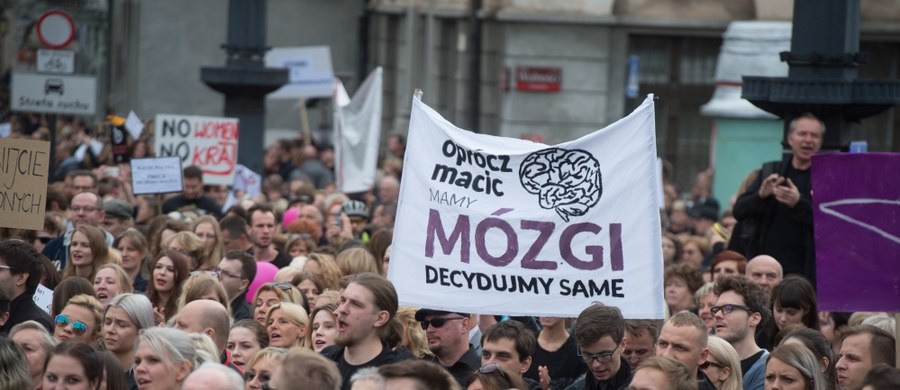 Kilka tysięcy osób uczestniczyło w niedzielę w Marszu w Obronie Praw Kobiet, który przeszedł ul. Piotrkowską w Łodzi. To reakcja na odrzucenie w przez Sejm obywatelskiego projektu, liberalizującego przepisy dot. aborcji, oraz skierowanie do dalszych prac projektu przewidującego jej bezwzględny zakaz.