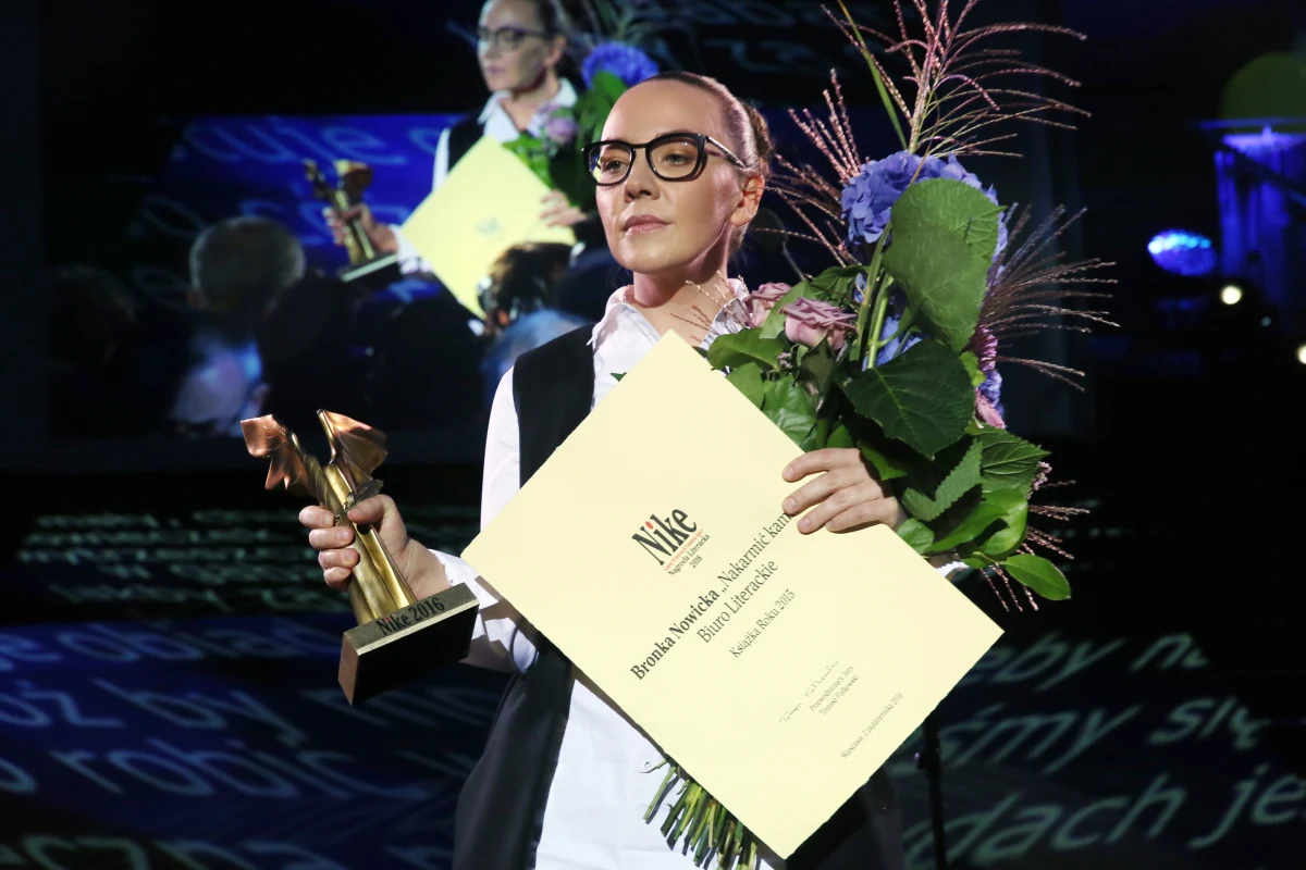 Bronka Nowicka, autorka debiutanckiej książki "Nakarmić kamień" została w niedzielę 20. laureatką Nagrody Literackiej Nike. Przewodniczący jury Tomasz Fiałkowski podkreślił w laudacji, że zdecydowano się nagrodzić książkę reprezentującą "trudny i niezbyt często u nas uprawiany gatunek" prozy poetyckiej.