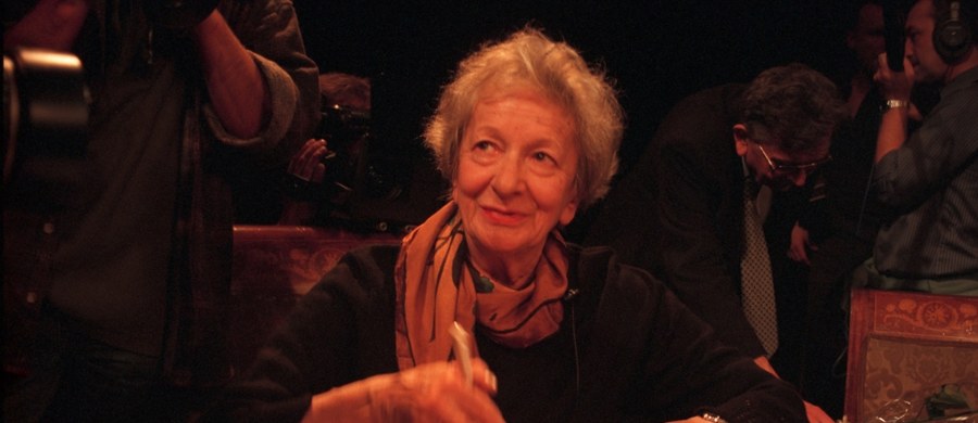 Dziś mija 20 lat od przyznania Wisławie Szymborskiej literackiej nagrody Nobla. 3 października 1996 roku poetka w swoim pokoju w Domu Pracy Twórczej Astoria w Zakopanem pisała akurat wiersz, kiedy wywołano ją do telefonu. Dzwonił pracownik Akademii Szwedzkiej, aby oficjalnie zawiadomić ją o wyróżnieniu.  

