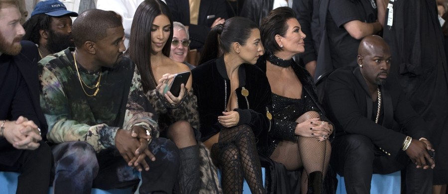 Amerykańska celebrytka Kim Kardashian została napadnięta przez pięciu zamaskowanych bandytów w Paryżu. Jak poinformowało policyjne źródło, na które powołuje się agencja Reutera, Kardashian do zdarzenia doszło w luksusowej rezydencji. Wcześniej media twierdziły, że napad miał miejsce w hotelu. Mąż celebrytki, Kanye West w związku z tym napadem odwołał koncert w Nowym Jorku. 