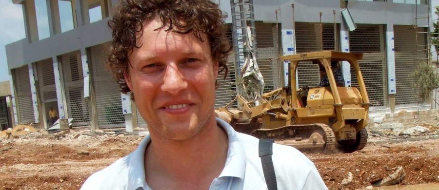 45-letni holenderski fotoreporter Jeroen Oerlemans zginął od kuli snajpera z ISIS w Syrcie w Libii. Dziennikarz dokumentował operację usuwania min w mieście. W 2012 roku mężczyzna został porwany w Syrii. Wtedy po tygodniu został zwolniony z niewoli. 