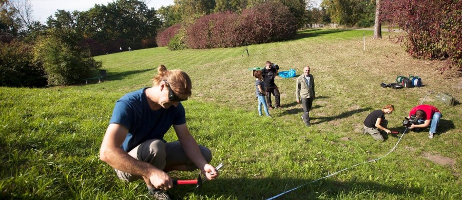 Badają mogiłę tej, co Niemca nie chciała. Archeolodzy rozpoczęli pracę na krakowskim Kopcu Wandy. Za pomocą georadarów sprawdzą, co jest wewnątrz nasypu. Stworzą także trójwymiarowy skan Kopca, który ułatwi odpowiedź na pytania, czy i jak bardzo obiekt zapada się lub osuwa oraz jak powstał.