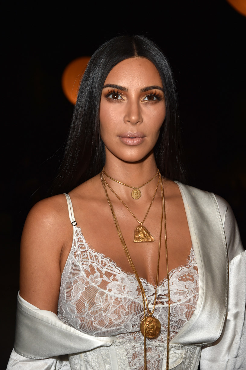 Amerykańska celebrytka Kim Kardashian została w nocy z niedzieli na poniedziałek obrabowana przez uzbrojonych mężczyzn w luksusowej paryskiej rezydencji. Pięciu napastników, grożąc kobiecie bronią, ukradło jej biżuterię wartą kilkanaście milionów euro. Mężczyźni byli przebrani za policjantów.