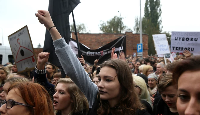 "Czarny protest" przed siedzibą PiS. "Wchodzą z butami w nasze życie"