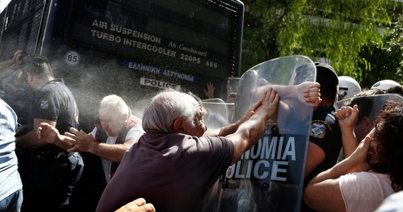 ​Grecka policja użyła gazu pieprzowego przeciwko emerytom, którzy w Atenach uczestniczyli w demonstracji przeciwko cięciom świadczeń emerytalnych w ramach przedsięwzięć oszczędnościowych - podaje agencja Associated Press.