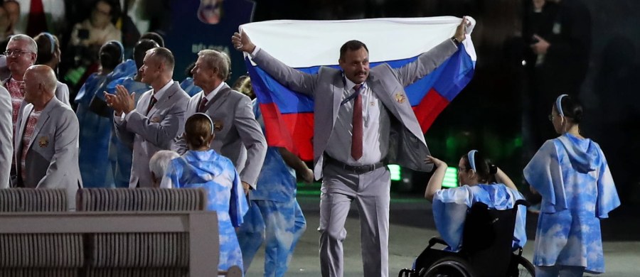 ​Rzecznik rosyjskiej dyplomacji Maria Zacharowa poinformowała na swoim profilu na Facebooku, że przedstawiciel białoruskiego ministerstwa sportu Andriej Fomaczkin dostanie mieszkanie w Moskwie. Wszystko dlatego, że podczas ceremonii otwarcia Igrzysk Paraolimpijskich w Rio de Janeiro wszedł na stadion rosyjską flagą.