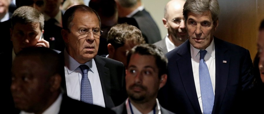 Departament Stanu USA ogłosił, że zawiesza rozmowy z Rosją mające na celu zakończenie fali przemocy w Syrii. Stany Zjednoczone oskarżają stronę rosyjską, że nie wypełniła zobowiązań wynikających z umowy o rozejmie.