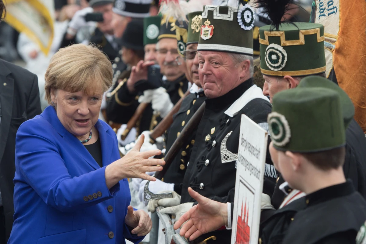 Przeciwnicy kanclerz Angeli Merkel zakłócili w poniedziałek obchody Dnia Jedności Niemiec w Dreźnie. Kilkusetosobowy tłum wygwizdał szefową rządu i prezydenta Joachima Gaucka. Podczas uroczystej gali w Semperoper politycy wzywali do walki z ksenofobią.