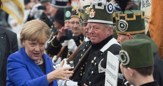 Przeciwnicy kanclerz Angeli Merkel zakłócili w poniedziałek obchody Dnia Jedności Niemiec w Dreźnie. Kilkusetosobowy tłum wygwizdał szefową rządu i prezydenta Joachima Gaucka. Podczas uroczystej gali w Semperoper politycy wzywali do walki z ksenofobią.