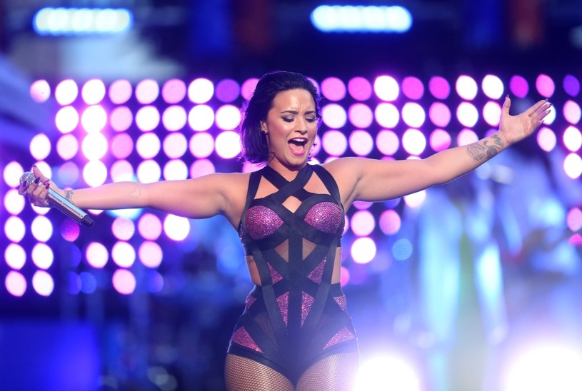 Demi Lovato skrytykowała grafikę rumuńskiego artysty, który narysował ją jako syrenę. Wokalistce nie spodobał się zbyt duży biust. 
