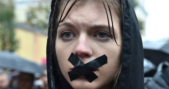 "Wczorajszy protest był zrozumiały, uzasadniony i budujący w swoim przebiegu. Jego spontaniczność i rozmach zaskoczyły wszystkich" - mówiła politolog i filozof dr hab. Irena Pańków w porannej rozmowie w RMF Classic. Gość Tomasza Skorego w "Daniu do myślenia" komentowała wczorajsze demonstracje kobiet w całym kraju i analizowała rolę kobiet w ostatnich latach w polskim życiu społeczno - politycznym. "Od lat 90. przez kolejne dekady kobiety raczej zasiedziały się w dołkach i nie zrozumiały swojej sytuacji. Myślę, że tym razem kobiety się wkurzyły i poszły zademonstrować" - mówiła o "czarnym proteście" dr hab. Pańków, wykładowczyni Collegium Civitas.