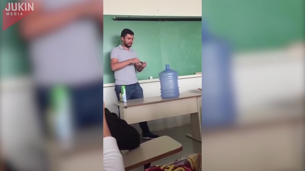 Ten nauczyciel dokonał naukowego eksperymentu, który u jego uczniowie wywołał ryk podniecenia. 