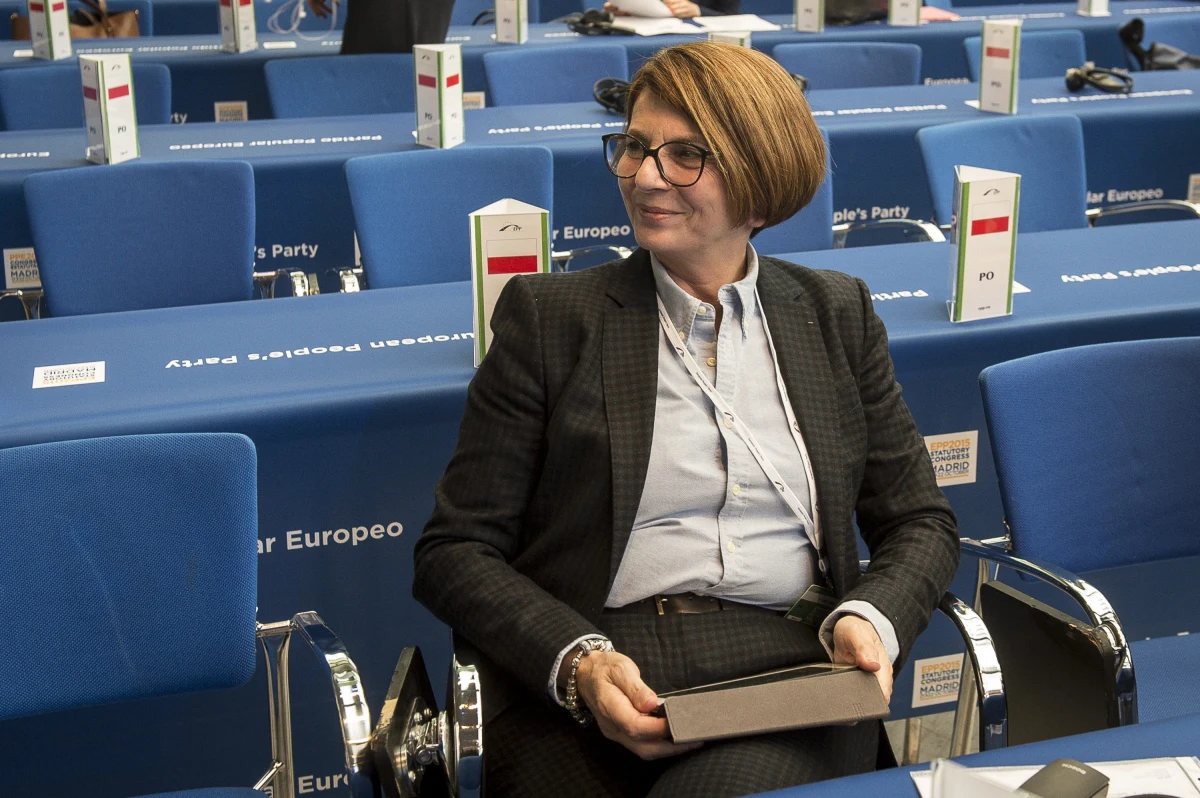 W czwartek zawieszenie w prawach członka PO, a za trzy miesiące wykluczenie z partii - taki los czeka prawdopodobnie Julię Piterę, jeśli nie wykona dwóch ciążących na niej prawomocnych wyroków sądowych. Od ponad tygodnia, kiedy upłynął termin wyznaczony przez Grzegorza Schetynę, europarlamentarzystka była nieuchwytna. 