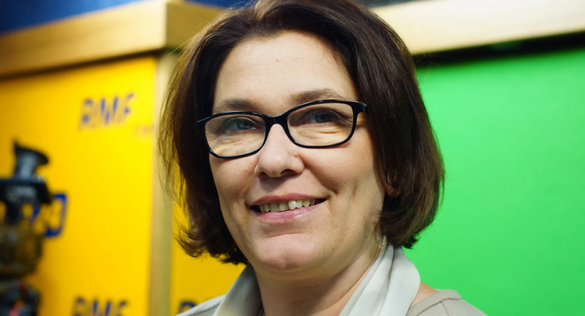 "Nie warto rozmawiać z Tuskiem. (...) W mojej ocenie jest to człowiek, który na arenie politycznej polskiej się skompromitował, nie dbał o interesy Polski. Nie ma powodu, by rozmawiać z nim po to, by uwiarygadniać jego pozycję" - mówi w Popołudniowej rozmowie w RMF FM rzeczniczka klubu parlamentarnego PiS Beata Mazurek, pytana o to, czy Jarosław Kaczyński wziąłby udział w debacie, którą na Twitterze zaproponował mu przewodniczący Rady Europejskiej i były premier Polski. "Tyle, ile insynuacji usłyszał Jarosław Kaczyński ze strony PO i od Donalda Tuska - to rzecz, która dyskwalifikuje Tuska do jakichkolwiek rozmów" - dodaje gość Marcina Zaborskiego. Beata Mazurek pytana o wypowiedź Jarosław Kaczyńskiego dla "Polski The Times", w której stwierdził, że wyobraża sobie, iż "polski rząd nie poprze Donalda Tuska na drugą kadencję w Radzie Europejskiej", odpowiada: "Wywiad będzie dopiero zdaje się w piątek, a to jest fragment wyrwany z całego". Odnosząc się do sprawy ministra spraw zagranicznych, którego Beata Szydło wezwała na rozmowę w związku z jego wypowiedzią odnośnie czarnego protestu, rzeczniczka PiS odpowiada: "Nie można traktować wszystkich wypowiedzi polityków jako oficjalne stanowisko partii. (...) W mojej ocenie każdy polityk ma prawo do oceny i ponosi za nią odpowiedzialność. My jako partia tej wypowiedzi (Waszczykowskiego - przyp. red.) nie podzielamy". 