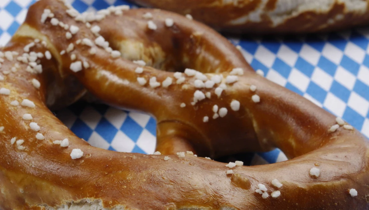 Szybsze pamięci komputerowe, laptopy, które nie bądą się przegrzewać, czy wreszcie komputery kwantowe - do takich przełomowych wynalazków mogą doprowadzić nas badania oparte na pracach tegorocznych noblistów - mówi RMF FM profesor Tomasz Dietl z Instytutu Fizyki PAN. Jego zdaniem, Brytyjczykom Davidowi Thoulessowi, Duncanowi Haldane'owi i Michaelowi Kosterlitzowi, wyróżnionym za "teoretyczne odkrycia dotyczące topologicznych przejść fazowych oraz topologicznych stanów materii" bardzo "pomogły" najnowsze odkrycia materiałów, które zachowują się w przewidziany przez nich sposób, których właściwości, na przykład przewodnictwo, zmieniają w sposób skokowy...