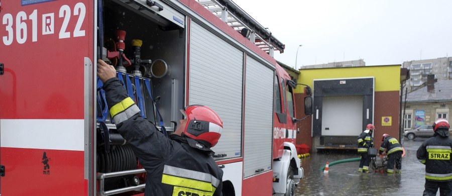 Alarm powodziowy obowiązuje w Jaśle oraz gminie Krempna (pow. jasielski) na Podkarpaciu. Od wtorkowego rana strażacy interweniowali blisko 200 razy. Służby usuwały skutki gwałtownych opadów deszczu. Na szczęście w nocy woda zaczęła opadać.