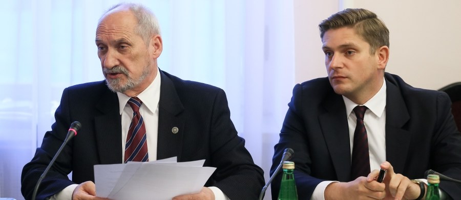 Zmiany dokonane w zarządach i radach spółek Polskiej Grupy Zbrojeniowej były niewielkie i przyniosły pozytywne efekty - stwierdził szef MON Antoni Macierewicz na posiedzeniu sejmowej komisji obrony. Minister zarzucił rządom PO, że dopuściły do nadużyć i nieprawidłowości w państwowej zbrojeniówce