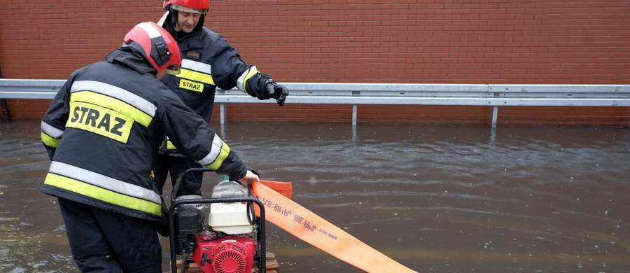 Ponad 1700 razy interweniowali podczas ostatniej doby strażacy w związku z silnym wiatrem i ulewnym deszczem. Tylko na Mazowszu, w Łódzkiem i Śląskiem tych interwencji było 1350.